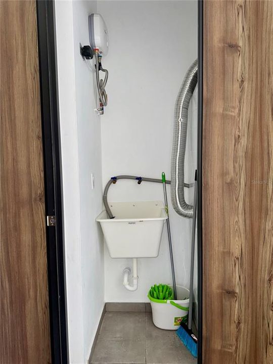 For Rent: $2,500 (2 beds, 2 baths, 890 Square Feet)