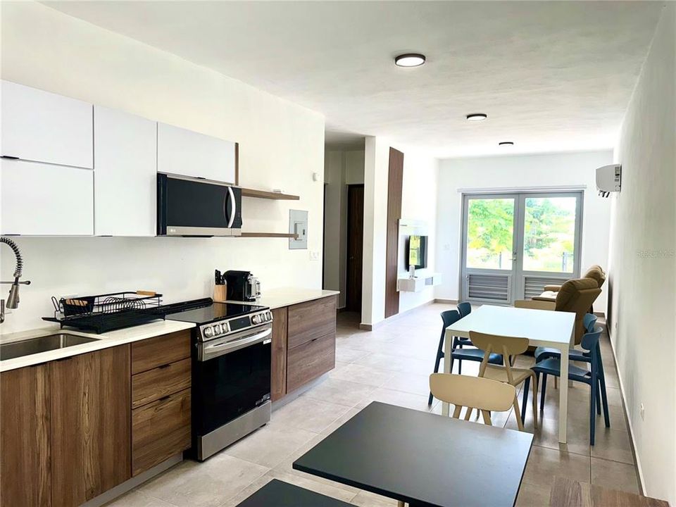 For Rent: $2,500 (2 beds, 2 baths, 890 Square Feet)