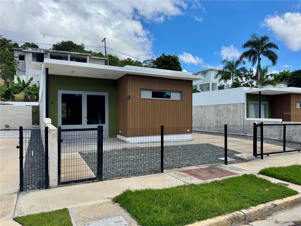 For Rent: $2,500 (2 beds, 2 baths, 890 Square Feet)