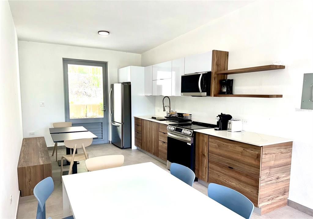 For Rent: $2,500 (2 beds, 2 baths, 890 Square Feet)