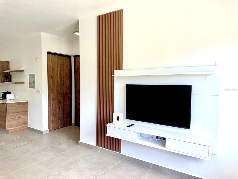 For Rent: $2,500 (2 beds, 2 baths, 890 Square Feet)