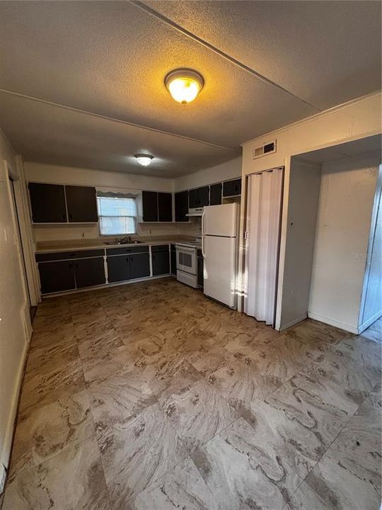 出租: $1,350 (2 贝兹, 1 浴室, 864 平方英尺)