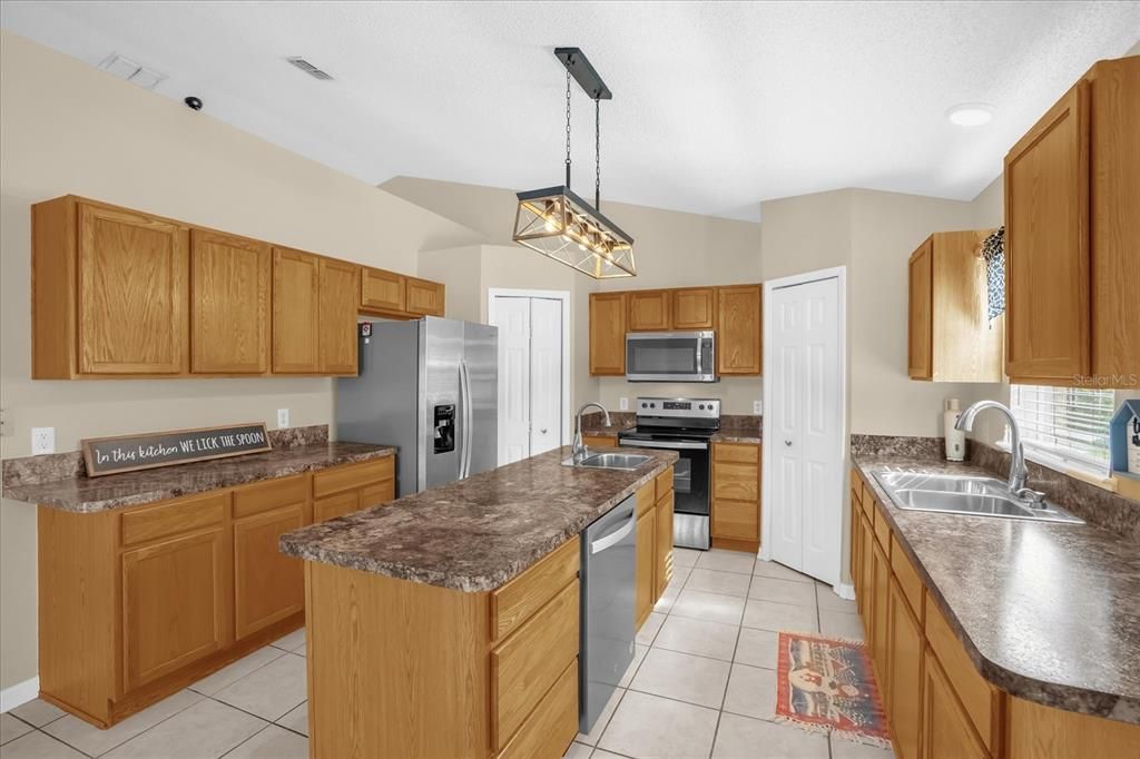 For Sale: $337,000 (4 beds, 2 baths, 2088 Square Feet)