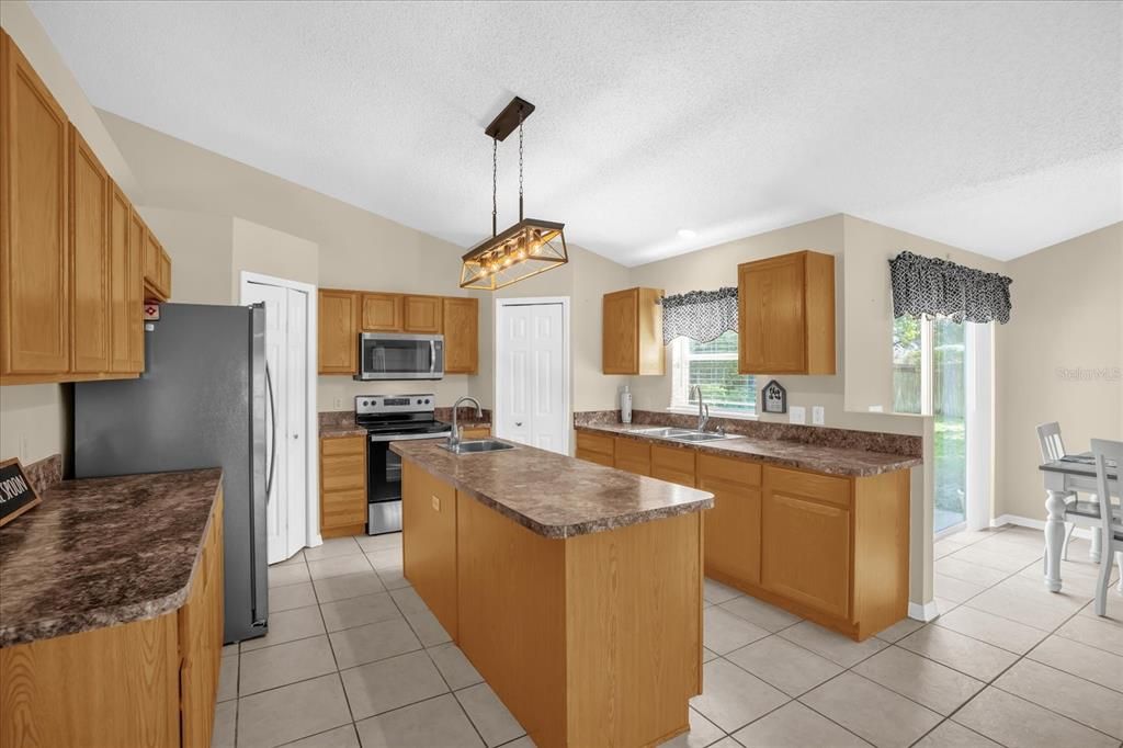 For Sale: $337,000 (4 beds, 2 baths, 2088 Square Feet)