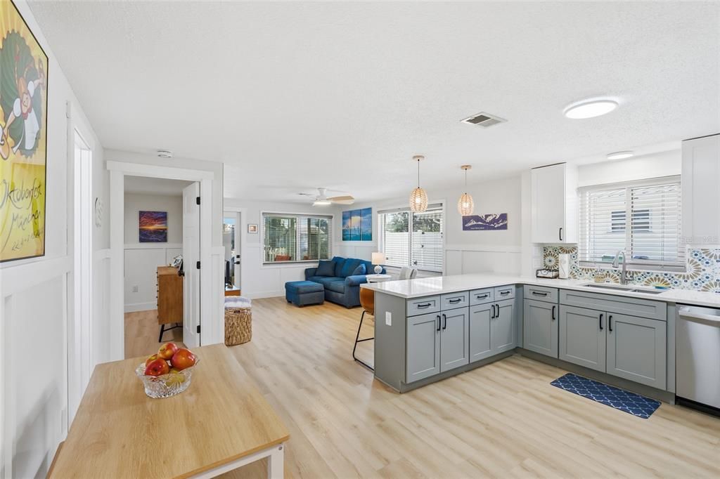 For Sale: $589,900 (2 beds, 2 baths, 1284 Square Feet)