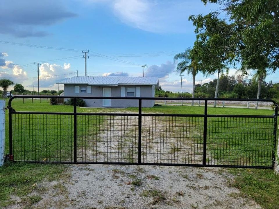 出租: $2,000 (2 贝兹, 1 浴室, 800 平方英尺)