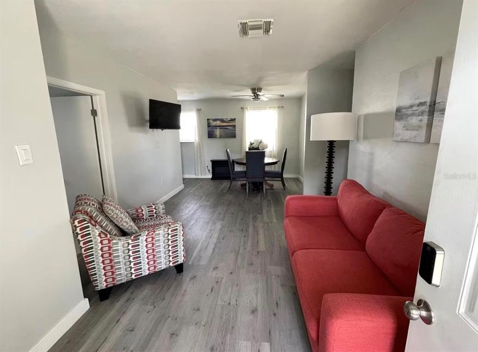 出租: $2,000 (2 贝兹, 1 浴室, 800 平方英尺)