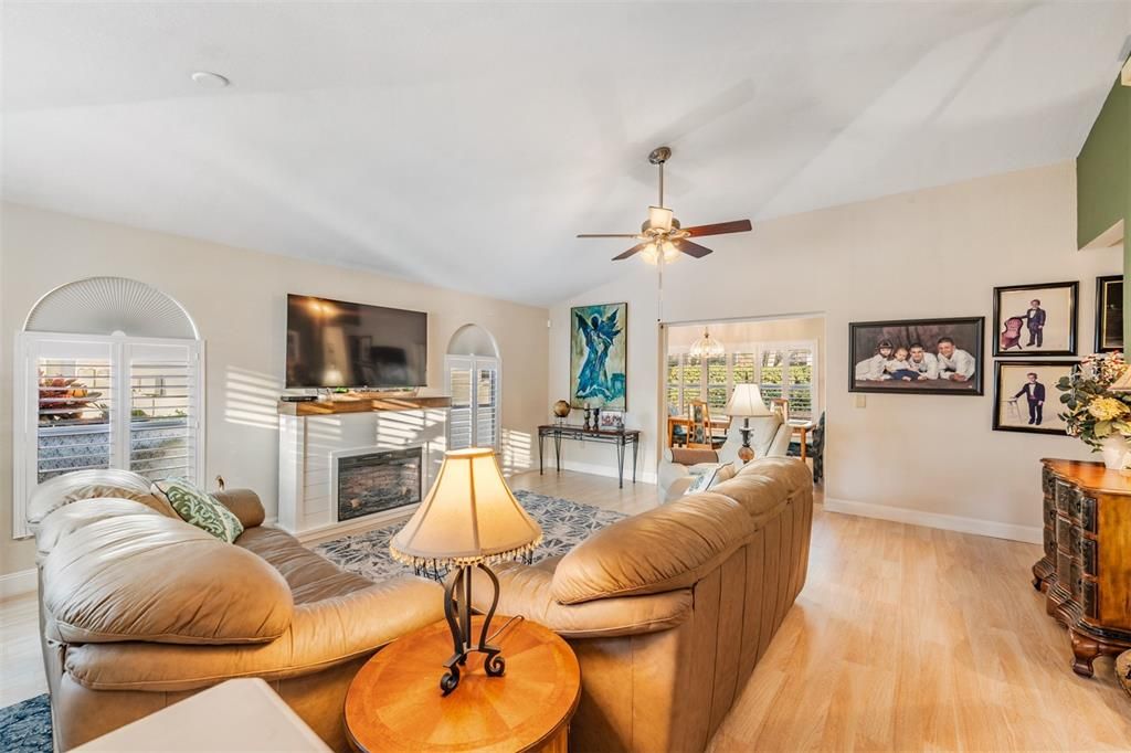 待售: $340,000 (2 贝兹, 2 浴室, 1710 平方英尺)