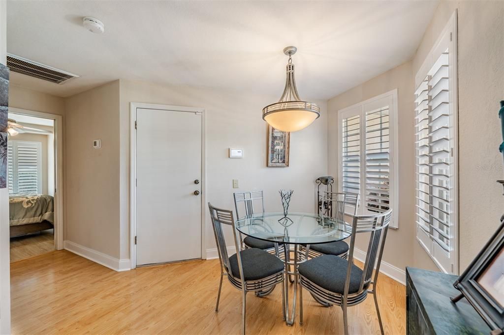 待售: $340,000 (2 贝兹, 2 浴室, 1710 平方英尺)