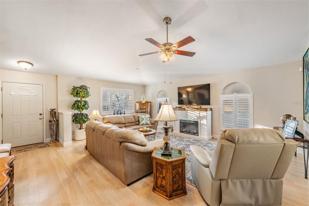 待售: $340,000 (2 贝兹, 2 浴室, 1710 平方英尺)