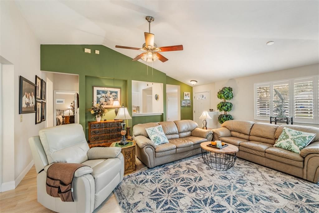 待售: $340,000 (2 贝兹, 2 浴室, 1710 平方英尺)