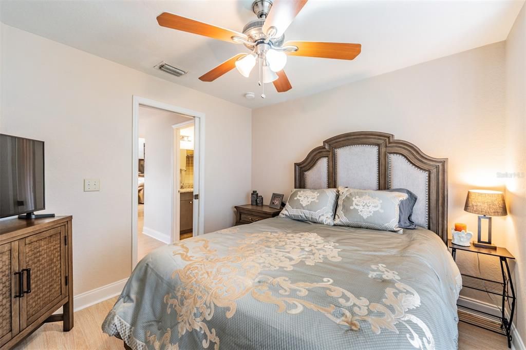 待售: $340,000 (2 贝兹, 2 浴室, 1710 平方英尺)