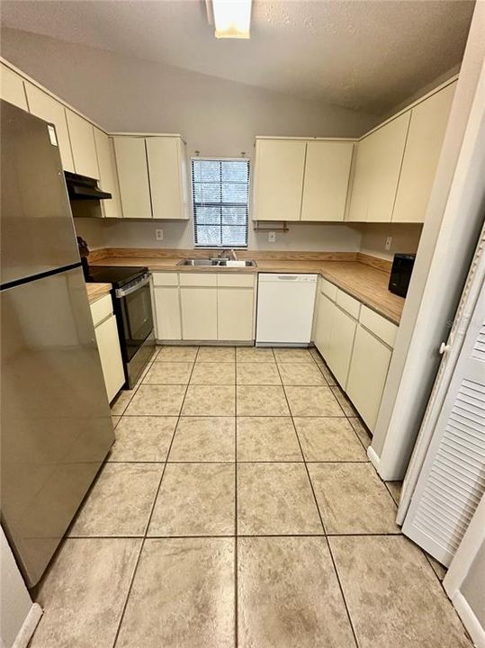 В аренду: $1,895 (2 спален, 2 ванн, 950 Квадратных фут)