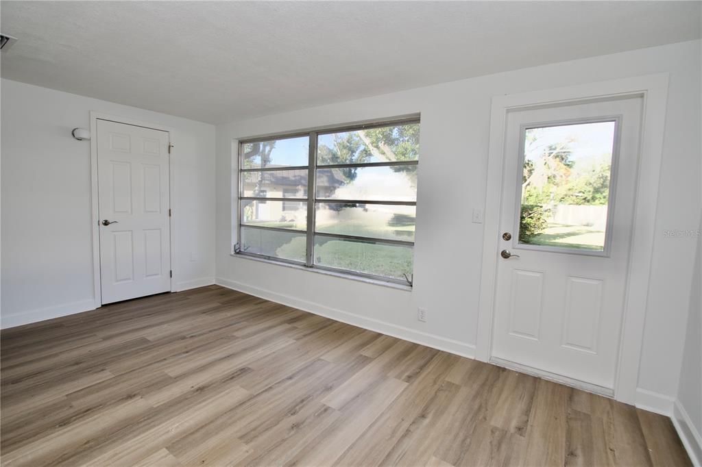 待售: $114,900 (2 贝兹, 1 浴室, 1050 平方英尺)