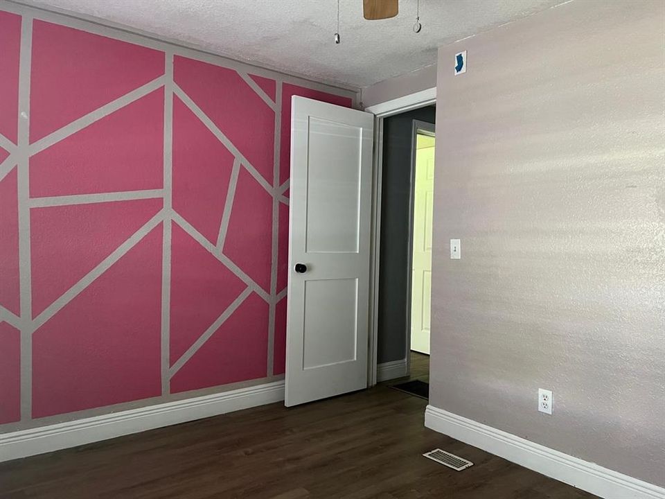 For Rent: $1,795 (5 beds, 2 baths, 2200 Square Feet)