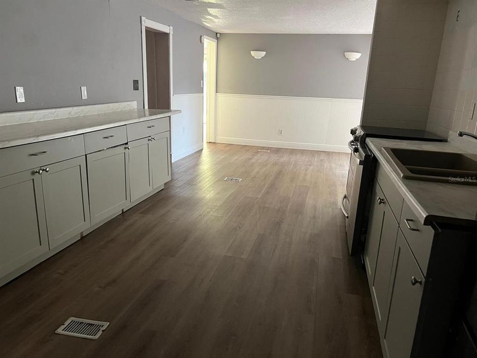 For Rent: $1,795 (5 beds, 2 baths, 2200 Square Feet)