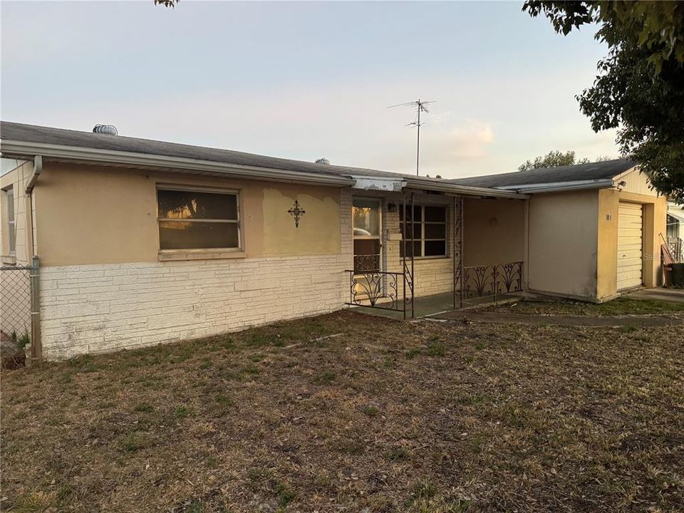 待售: $170,000 (2 贝兹, 1 浴室, 986 平方英尺)