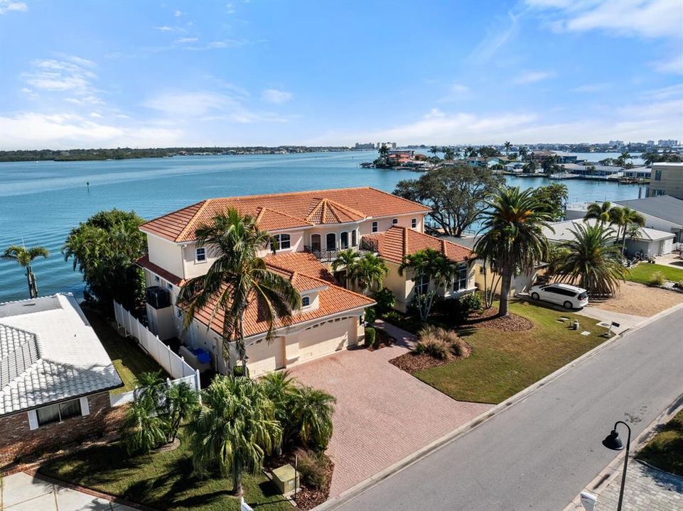 For Sale: $2,695,000 (4 beds, 3 baths, 4142 Square Feet)