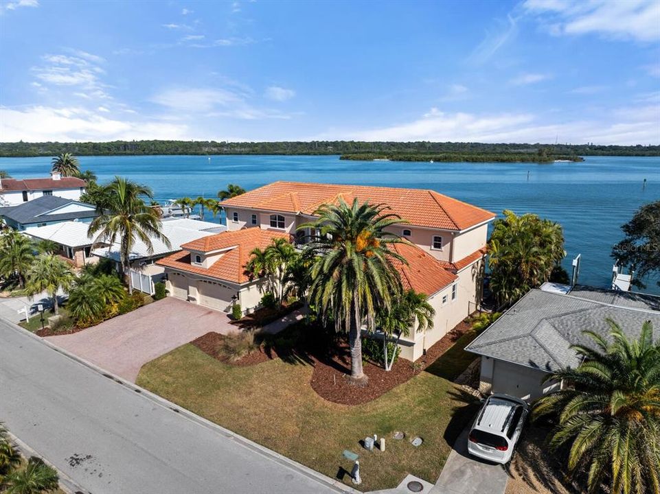 For Sale: $2,695,000 (4 beds, 3 baths, 4142 Square Feet)