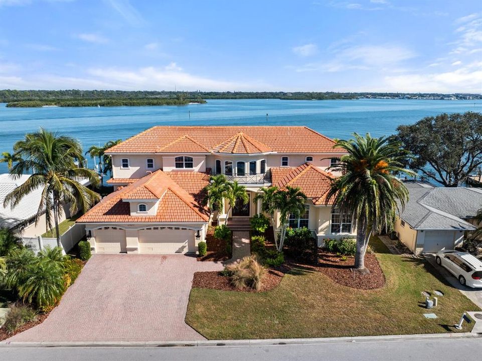 For Sale: $2,695,000 (4 beds, 3 baths, 4142 Square Feet)