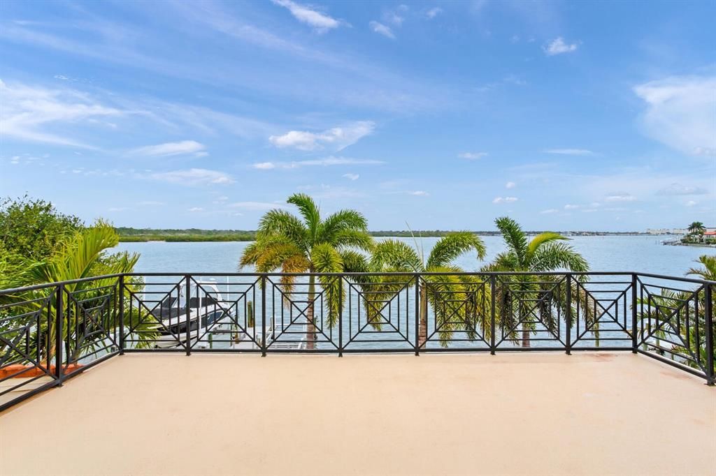 For Sale: $2,695,000 (4 beds, 3 baths, 4142 Square Feet)