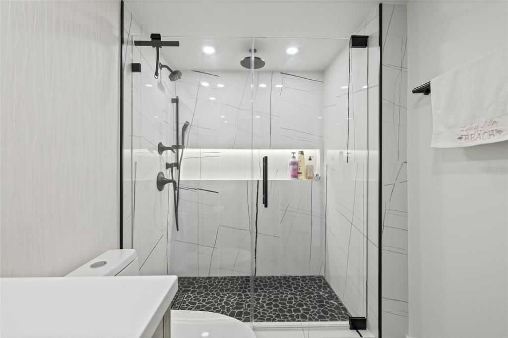 待售: $895,000 (2 贝兹, 2 浴室, 1165 平方英尺)