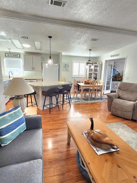 For Sale: $235,000 (2 beds, 2 baths, 1020 Square Feet)