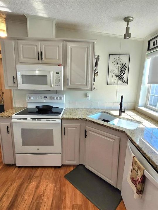 For Sale: $235,000 (2 beds, 2 baths, 1020 Square Feet)