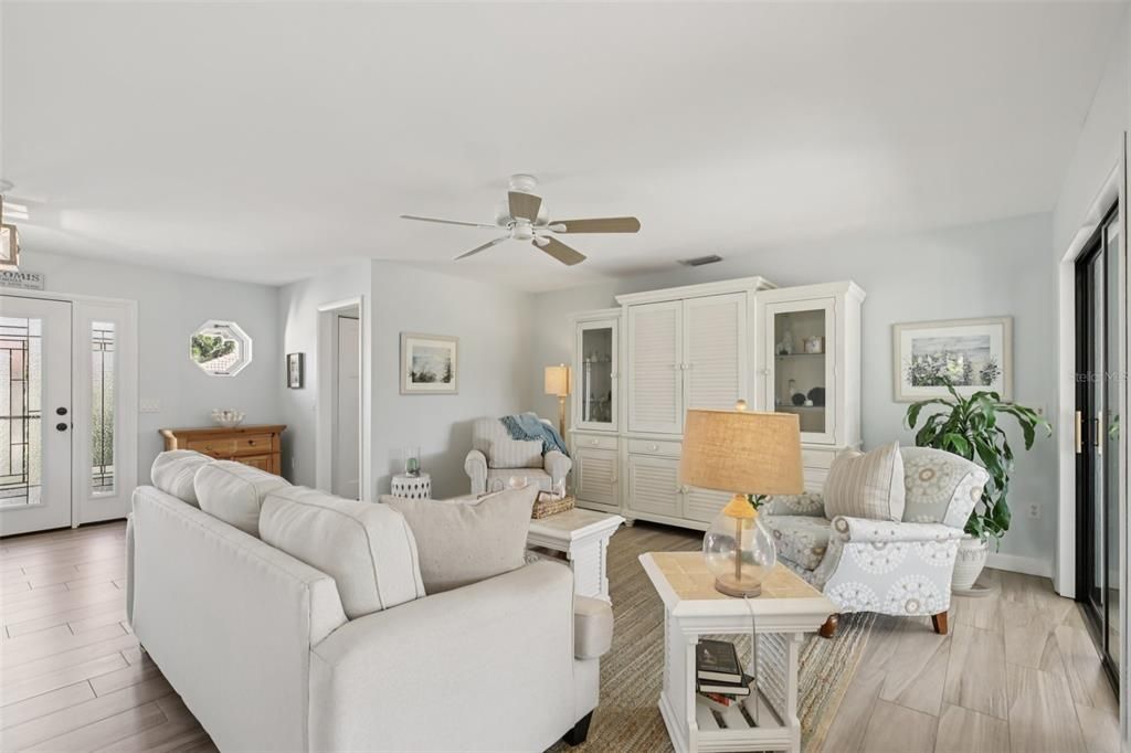 Active With Contract: $464,900 (3 beds, 2 baths, 1822 Square Feet)