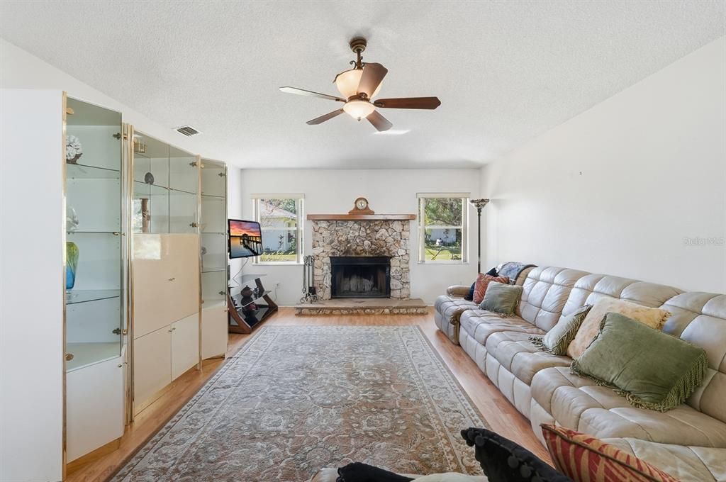 For Sale: $450,000 (3 beds, 2 baths, 2592 Square Feet)