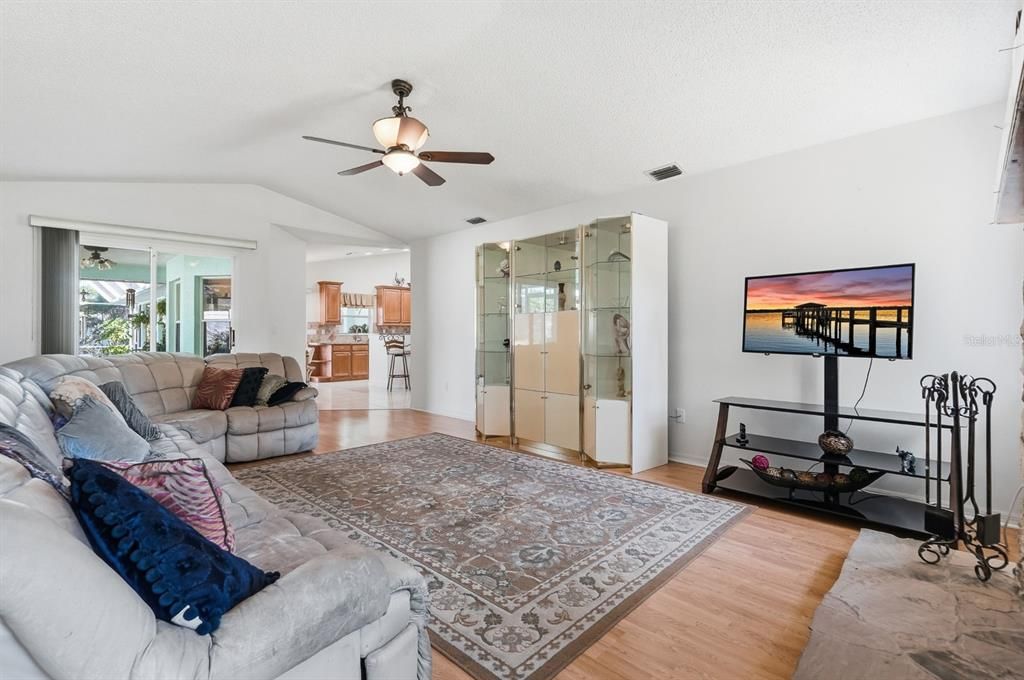 For Sale: $450,000 (3 beds, 2 baths, 2592 Square Feet)