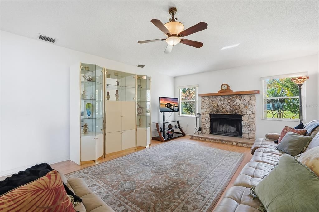 For Sale: $450,000 (3 beds, 2 baths, 2592 Square Feet)