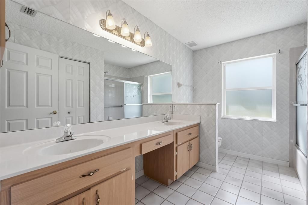 For Sale: $450,000 (3 beds, 2 baths, 2592 Square Feet)