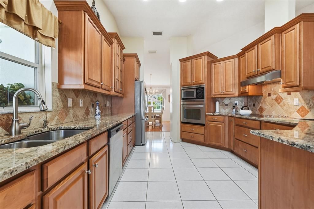 For Sale: $450,000 (3 beds, 2 baths, 2592 Square Feet)