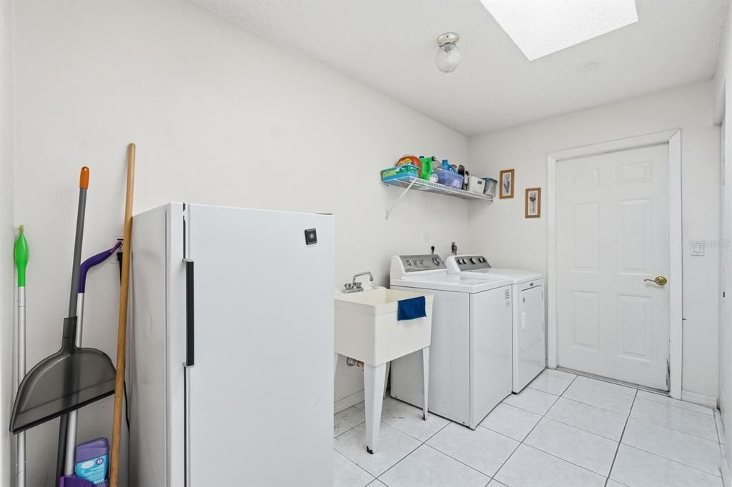 For Sale: $450,000 (3 beds, 2 baths, 2592 Square Feet)