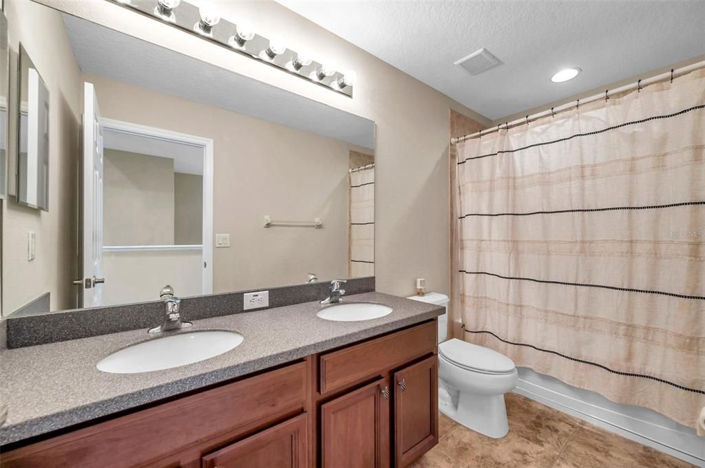 В аренду: $3,300 (5 спален, 3 ванн, 2635 Квадратных фут)