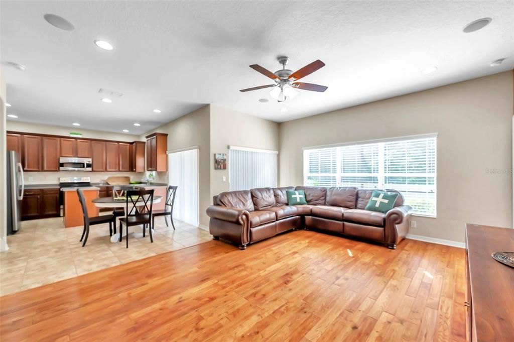 В аренду: $3,300 (5 спален, 3 ванн, 2635 Квадратных фут)