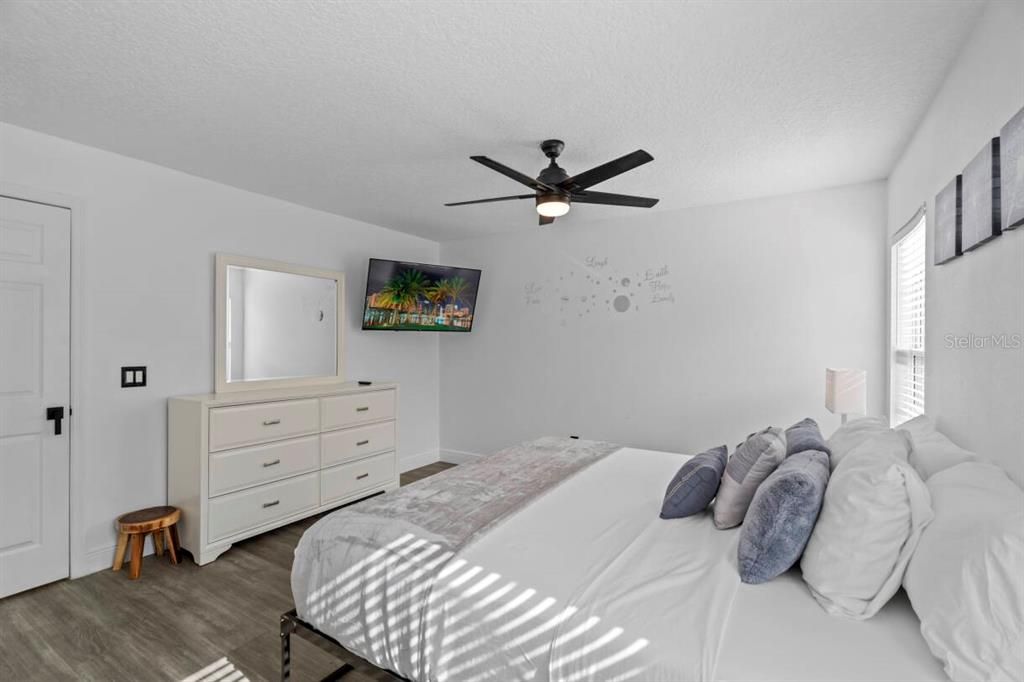 待售: $430,000 (4 贝兹, 3 浴室, 1636 平方英尺)