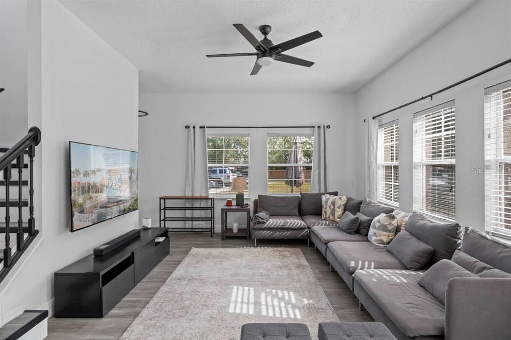 待售: $430,000 (4 贝兹, 3 浴室, 1636 平方英尺)