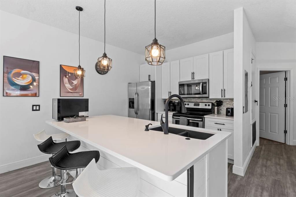 待售: $430,000 (4 贝兹, 3 浴室, 1636 平方英尺)