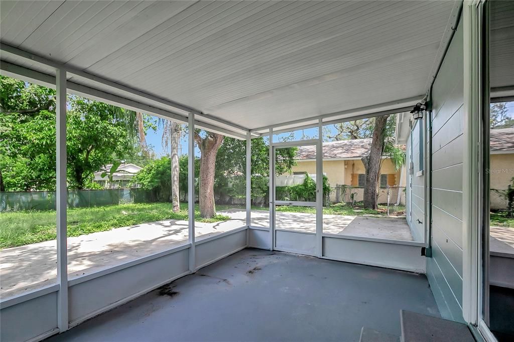 For Sale: $349,500 (3 beds, 2 baths, 1065 Square Feet)