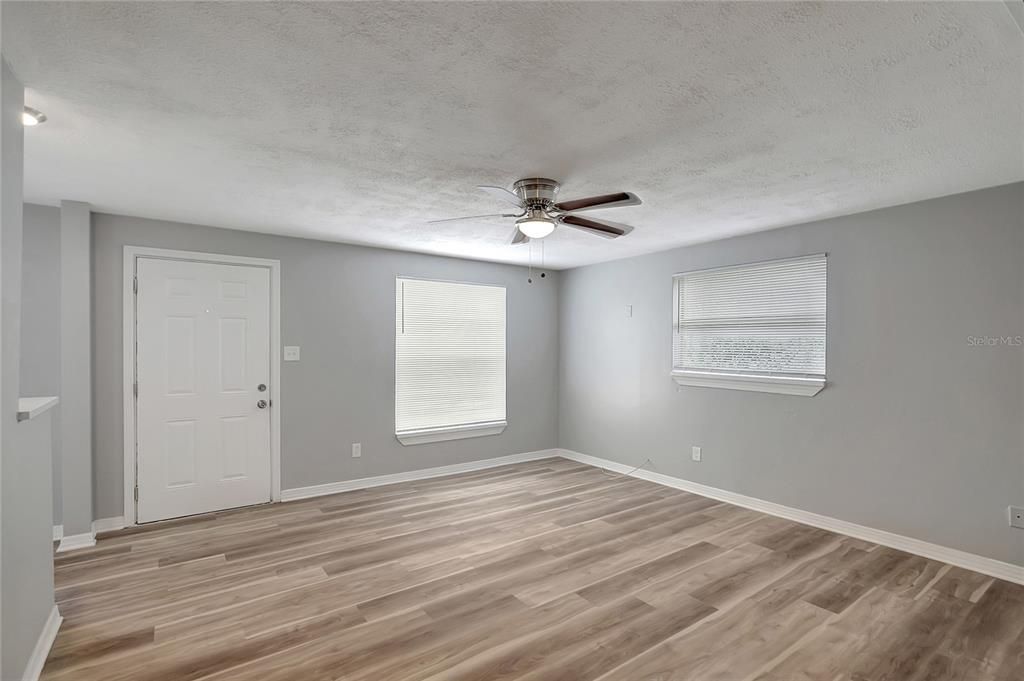 For Sale: $349,500 (3 beds, 2 baths, 1065 Square Feet)