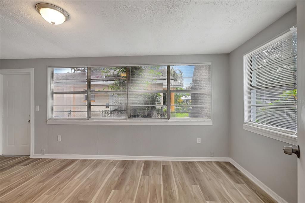 For Sale: $349,500 (3 beds, 2 baths, 1065 Square Feet)