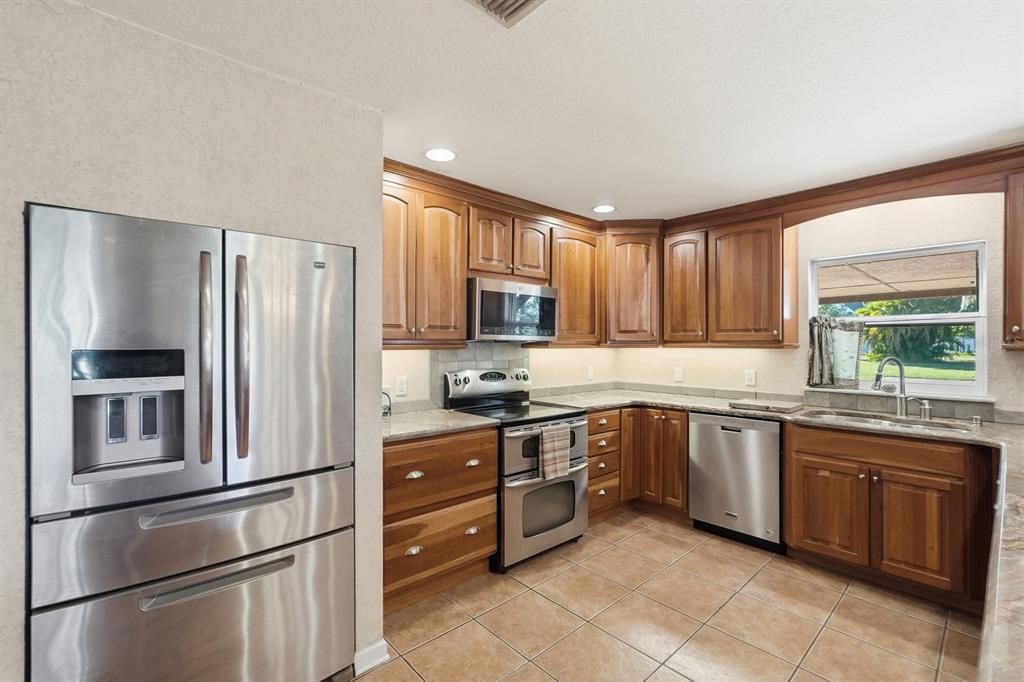 For Sale: $899,000 (5 beds, 5 baths, 4480 Square Feet)