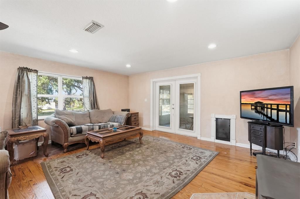 For Sale: $899,000 (5 beds, 5 baths, 4480 Square Feet)