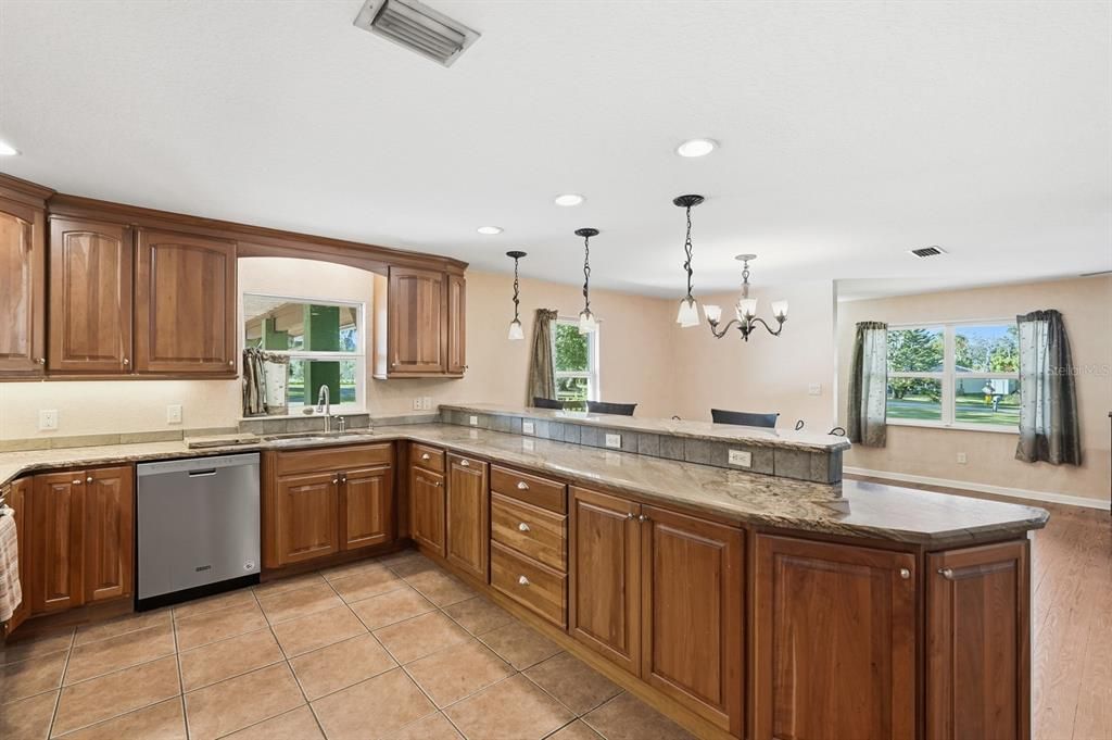 For Sale: $899,000 (5 beds, 5 baths, 4480 Square Feet)