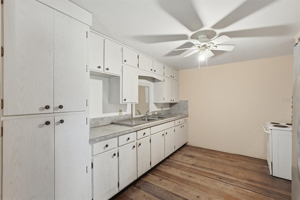 For Sale: $899,000 (5 beds, 5 baths, 4480 Square Feet)