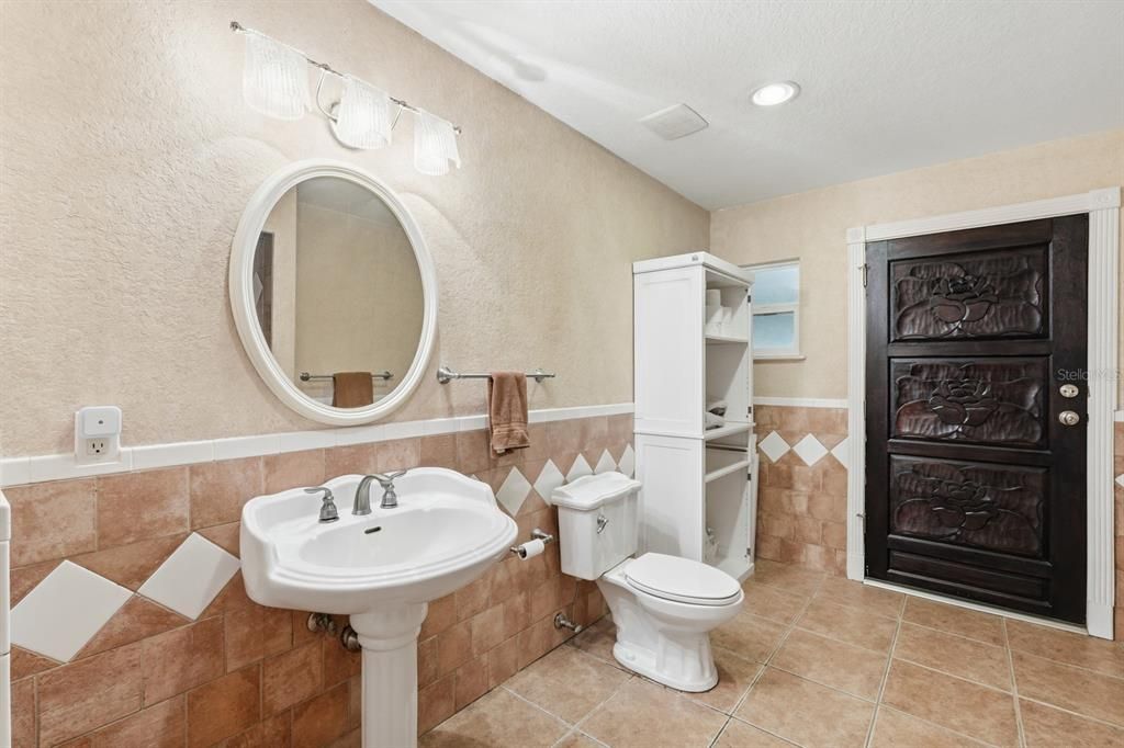 For Sale: $899,000 (5 beds, 5 baths, 4480 Square Feet)