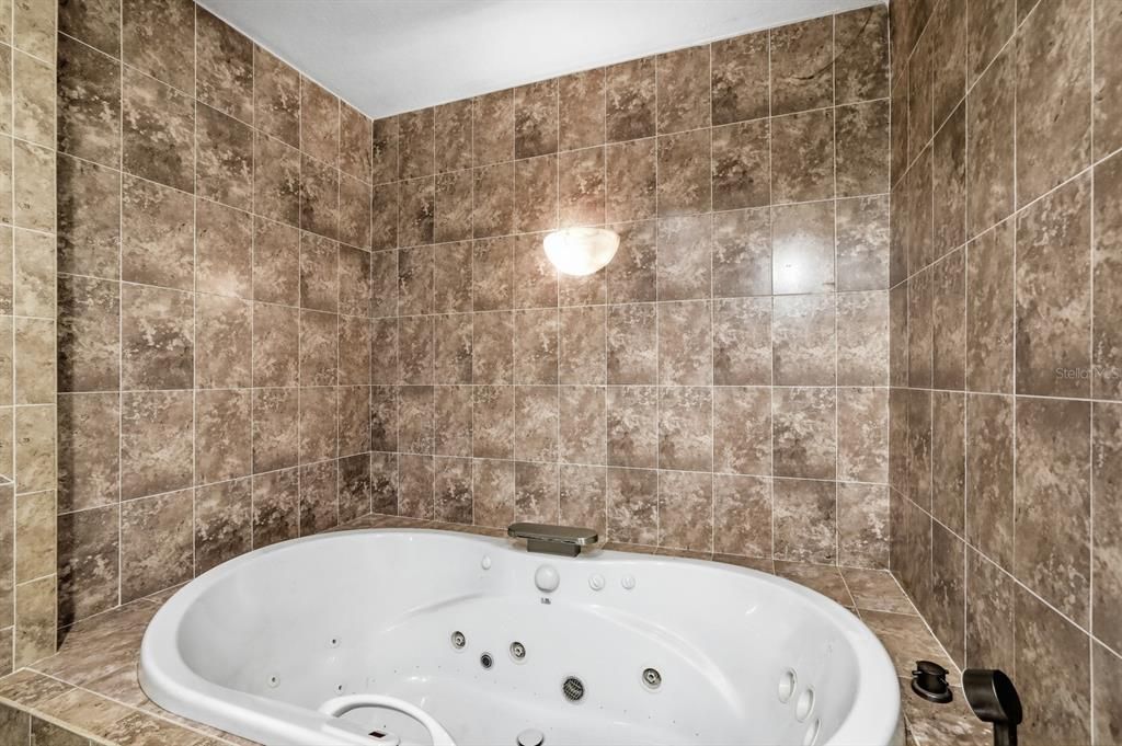 For Sale: $899,000 (5 beds, 5 baths, 4480 Square Feet)