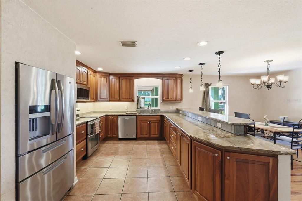 For Sale: $899,000 (5 beds, 5 baths, 4480 Square Feet)